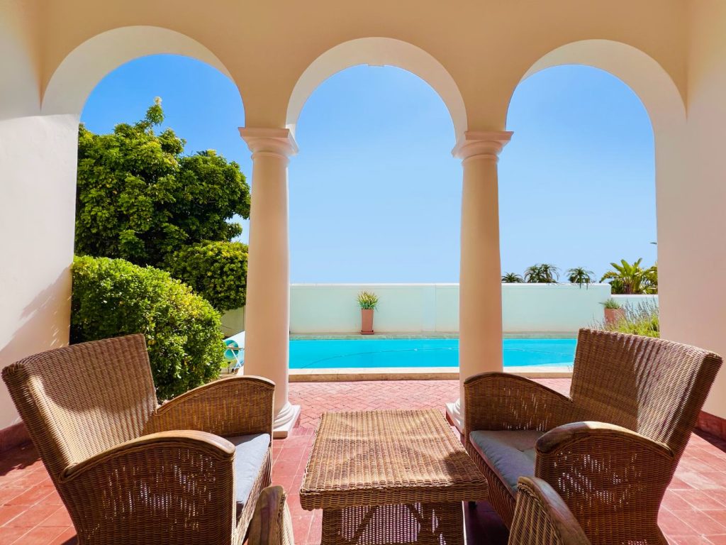 The pool and the arches of the loggia
